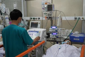 Mổ khẩn giữa đêm cứu chàng trai bị dao đâm thấu ngực