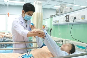 Đang ăn bữa tối, sản phụ đột nhiên méo mặt hôn mê