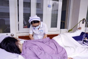 Cô gái níu kẻ giật điện thoại ở gần Hàng Xanh bị gãy xương đùi