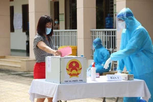 TP.HCM: Bệnh nhân COVID-19, người cách ly với niềm vui bầu cử 