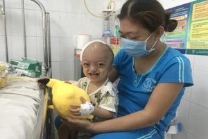 Bệnh nhân nhí vui sướng khi được nhận quà ‘bí mật’ 