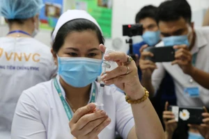 Thủ tướng khen đơn vị đầu tiên đưa vaccine COVID-19 về VN