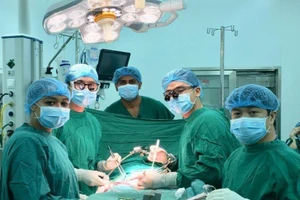 Cho dê ăn cỏ thì trượt té... gãy của quý