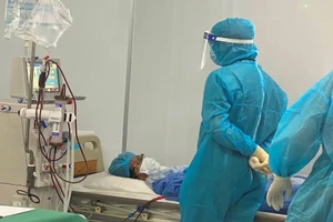 Người trong khu phong tỏa ở TP.HCM được chăm sóc sức khỏe ra sao? 