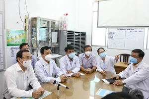 Bí thư Thành ủy Nguyễn Văn Nên thăm chiến sĩ công an bị nhiễm COVID-19 nặng