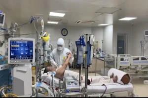 Bệnh nhân COVID tiên lượng rất xấu ở TP.HCM đã tỉnh táo, tiếp xúc tốt 