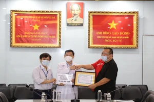 Kiatisak trích tiền bán đấu giá áo ủng hộ BV Chợ Rẫy chống dịch COVID-19