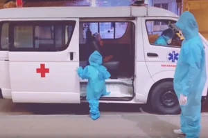 Xúc động cháu bé 5 tuổi một mình lên xe đi điều trị COVID-19 ở TP.HCM