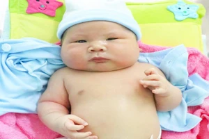 Bé trai nặng 5,2 kg tương đương em bé 2 tháng tuổi ra đời khỏe mạnh
