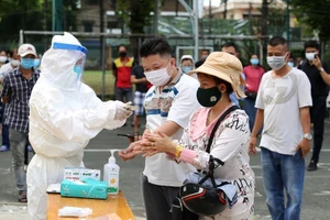 Trưa 14-7 có hơn 1.000 ca COVID-19, TP.HCM vượt 18.000 ca