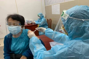 Người cao tuổi, nhiều bệnh nền ở TP.HCM được tiêm vaccine 