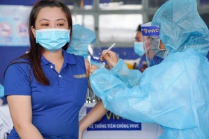 Thêm gần 660.000 liều vaccine COVID-19 về Việt Nam