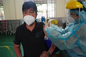 TP.HCM tiêm vaccine COVID-19 cho người từ 18 tuổi trở lên ra sao?