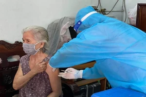 Đến tận nhà tiêm vaccine cho người cao tuổi, mắc bệnh nền