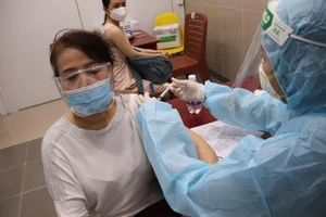 TP.HCM yêu cầu hoàn tất tiêm mũi 1 vaccine cho người trên 65 tuổi 