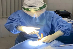 Cứu bệnh nhân bị cây tre đâm vào hốc mắt 