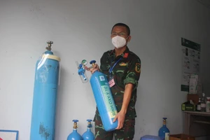 Động viên người già, người bệnh nền nhiễm COVID-19 vào cơ sở điều trị