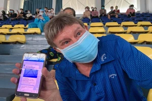 Người nước ngoài, dân lao động phấn khởi đi tiêm vaccine không cần đăng ký trước