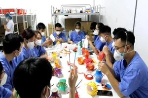 Sinh viên y 'bí mật' làm lồng đèn trung thu tặng các em nhỏ mắc COVID-19