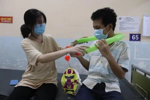 Vui trung thu với bệnh nhi COVID-19, mắt cay cay nhớ con ở nhà