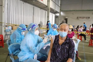 Các quận, huyện ở TP.HCM gấp rút tiêm vaccine cho người trên 50 tuổi