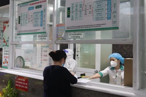 Hướng dẫn sàng lọc COVID-19 mới cho người đi khám chữa bệnh ở TPHCM