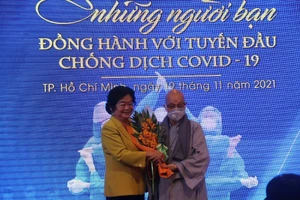 Quỹ Học bổng Vừ A Dính tri ân những người đồng hành tuyến đầu chống dịch