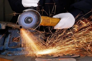 Bé trai bị đứt khí quản nguy kịch vì đi ngang lúc cha đang cắt đá mài