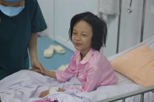 Cha tặng một phần gan giành lại sự sống cho con gái 7 tuổi