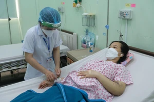 Sản phụ đi sinh ký giấy xét nghiệm đột nhiên gục xuống bàn vì lý do này 