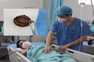 Ca phẫu thuật hi hữu lấy nắp chai cắm sâu vào thực quản chàng trai 2 tháng 