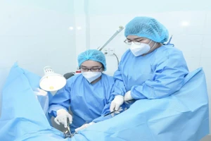 Làm đẹp vùng kín, 1 phụ nữ ở TP.HCM thủng âm đạo và trực tràng