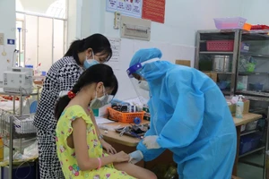 TPHCM tiếp tục là vùng xanh, 100% người đã tiêm mũi 1 vaccine