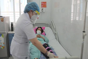 Đi chợ sập ổ gà bị gãy xương, đứt động mạch khoeo chân