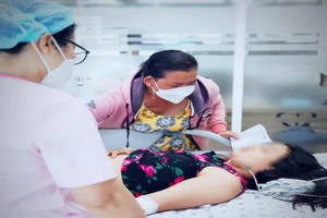 Bé gái 13 tuổi nhập viện cấp cứu do liên tục uống nước ngọt