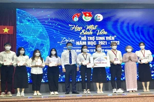 Quỹ học bổng Vừ A Dính đã tiếp sức cho 296 sinh viên nghèo