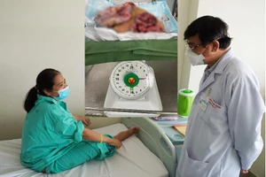 Xót xa người phụ nữ mang khối u nặng 5 kg ở ngực 