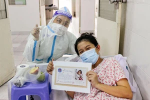 Hội chữ thập đỏ Bệnh viện Hùng Vương nhận Huân chương lao động hạng Ba