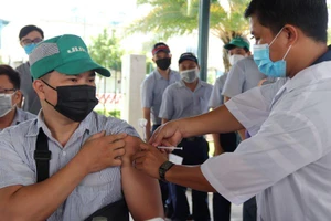 Người dân ở TP.HCM không tiêm vaccine COVID-19 mũi 3, 4 phải ký cam kết