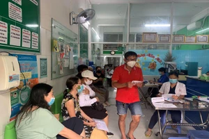 Tiêm vaccine mũi 4 ở TP.HCM: Người tiêm đến đông, trạm y tế làm cả chủ nhật