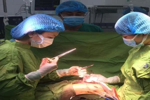 Bác sĩ bỏ qua quy trình, chạy đua cứu người đàn ông bị đâm thấu tim 