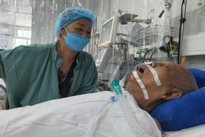 Ông vua nhạc sến Vinh Sử bệnh nặng, mê man trên giường bệnh