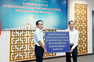 Kiều bào Mỹ viện trợ trang thiết bị y tế trị giá hơn 53.000 USD cho TP.HCM