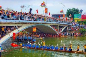 Các thuyền bơi nam về đích sau khi hoàn thành cự ly 24 km. (Ảnh: BẢO THIÊN)