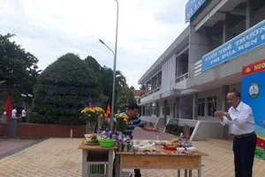 Sự thật về hình ảnh cúng bái có phông nền lễ khai giảng