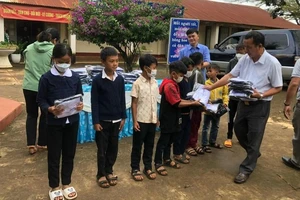 Đem áo mới đến với học trò vùng cao tỉnh Lâm Đồng