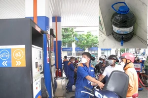 Không đổ được xăng, bác sĩ bắt 2 buýt đi làm, bệnh nhân tặng xăng bác sĩ