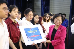 Quỹ học bổng Vừ A Dính trao học bổng tiếp sức cho 167 sinh viên 