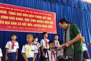 Đoàn hành trình Đất Phương Nam đến đất mũi Cà Mau tặng sách và trao quà 