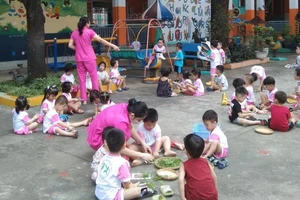 Trẻ mầm non trải nghiệm chợ Tết quê giữa thành thị